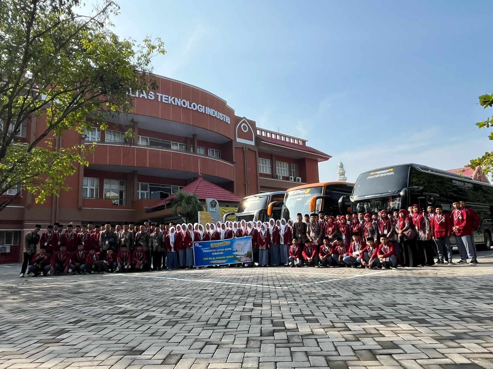 Kunjungan Industri SMK AHA ke UNISSULA Semarang